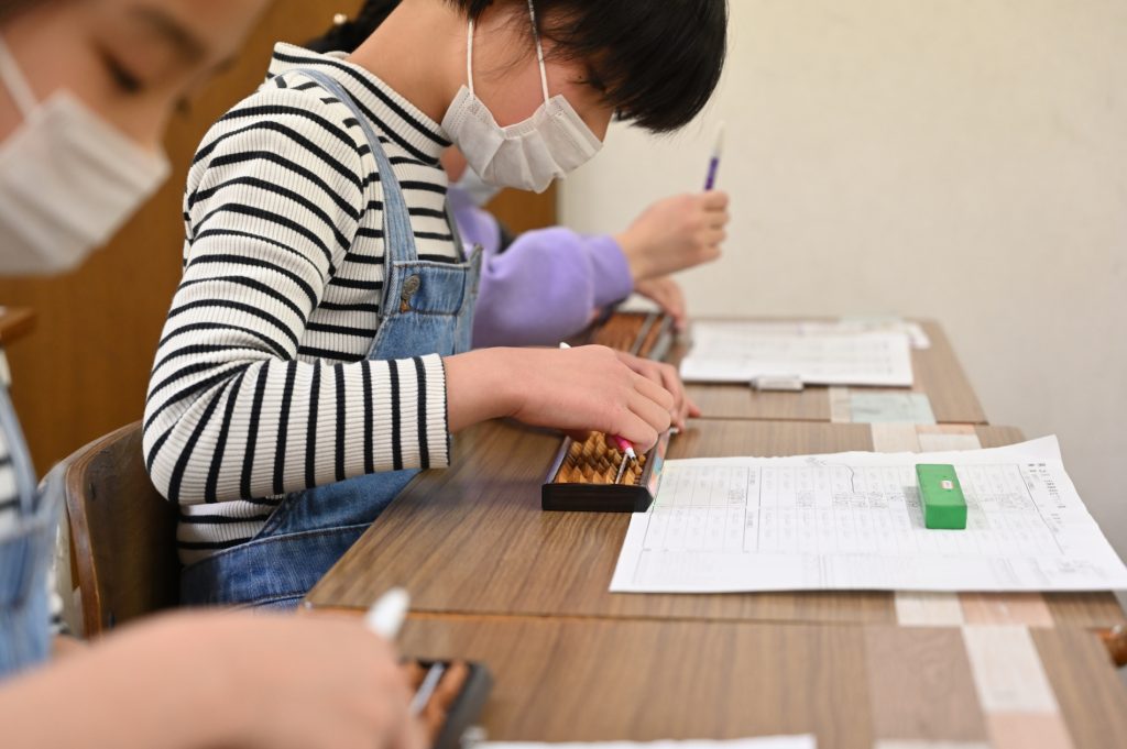 3人並んでそろばん